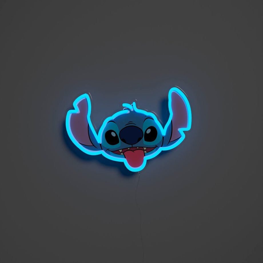 Niebieskie neonowe światło Stitch na szarej ścianie, z wystawionym językiem.