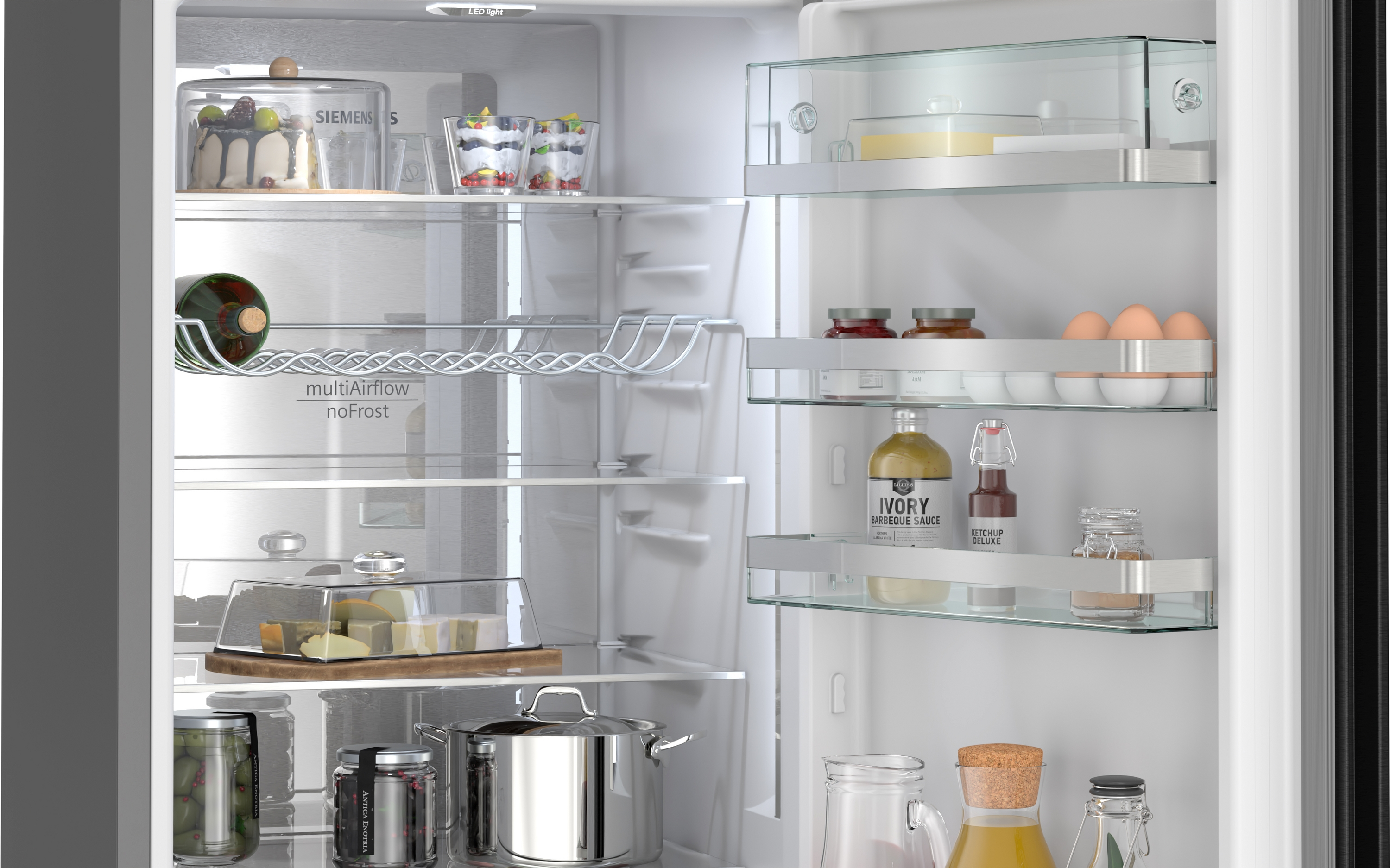 In einem Kühlschrank sind verschiedene Lebensmittel auf Regalen sichtbar. Es gibt Kuchen, Gläser, Flaschen und Eier.