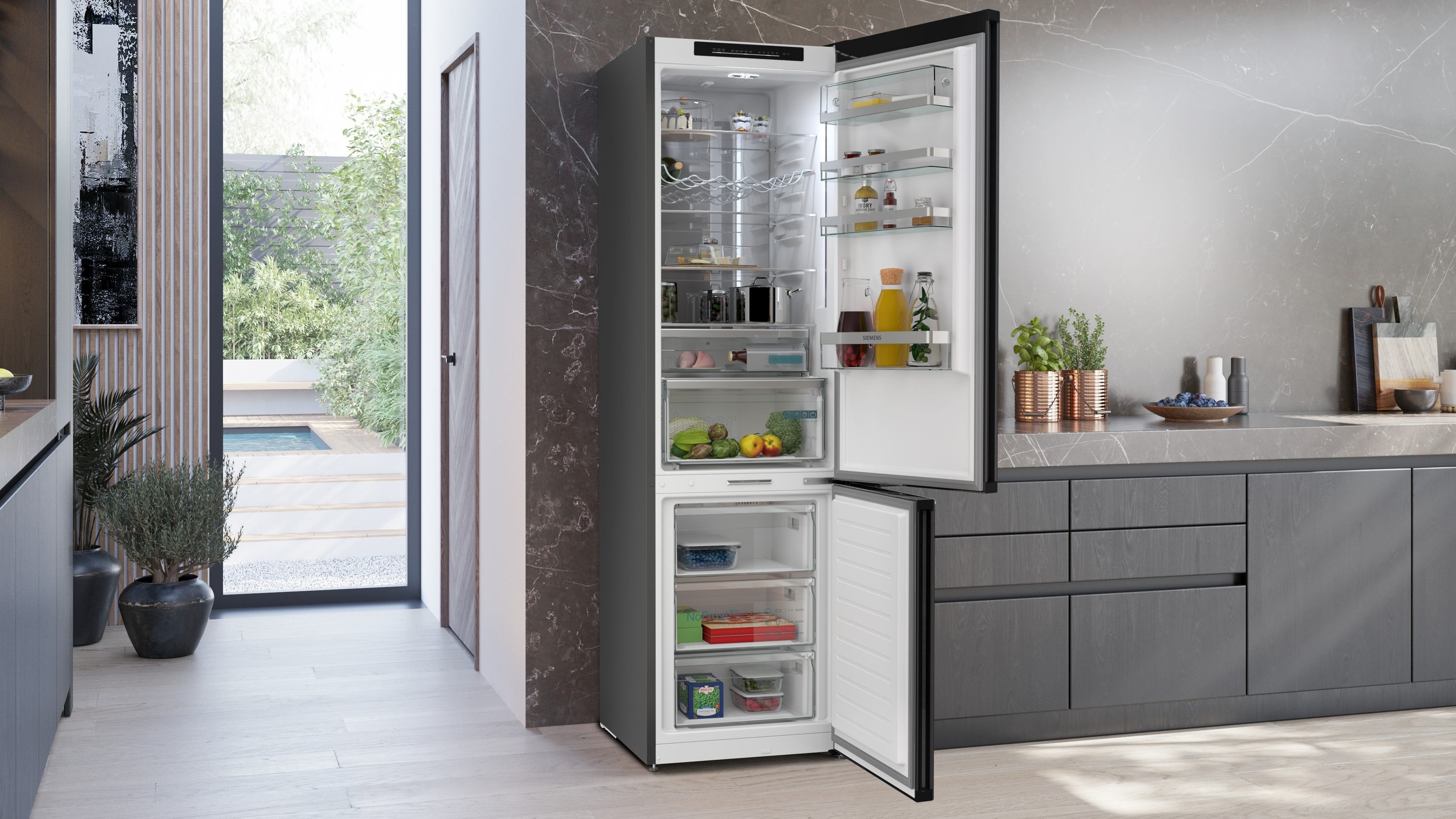 Geöffneter Kühlschrank mit Lebensmitteln in einer Küche.