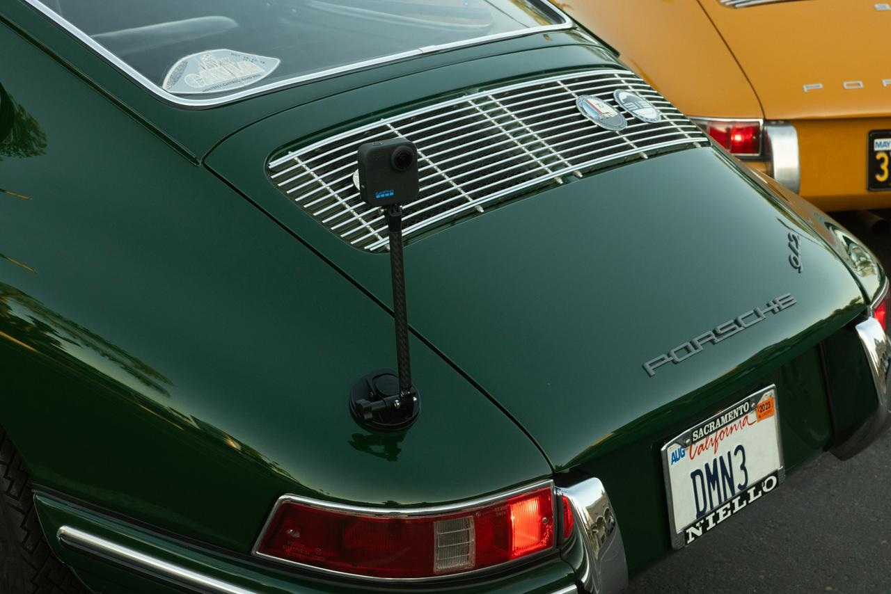 Widok z boku monitora komputera z białą ramą i podstawą.