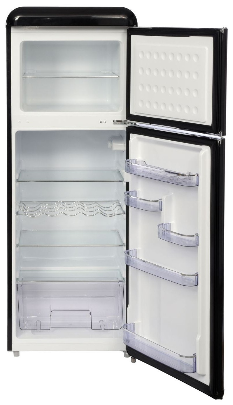 Czarna lodówka z otwartymi drzwiami. Wnętrze białe, widoczne półki i szuflady.