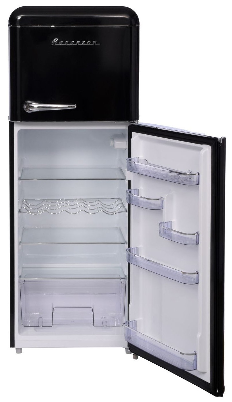 Czarna lodówka retro z otwartymi drzwiami, pokazująca półki i przechowywanie.