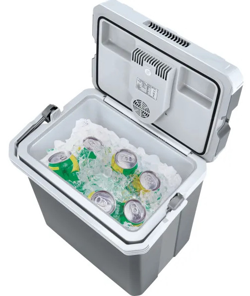 Otwarta chłodziarka z lodem i sześcioma puszkami.