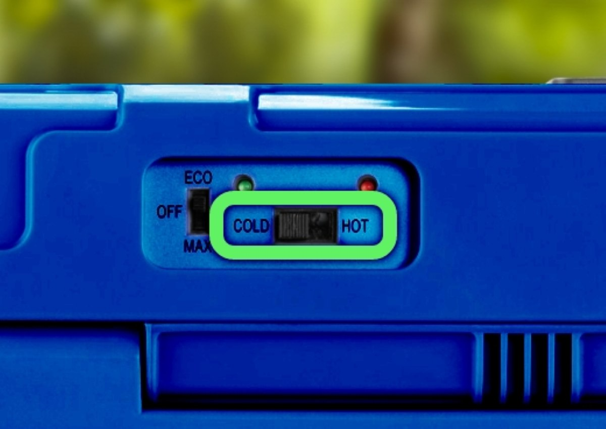 Niebieski panel sterowania z przełącznikiem zimno/gorąco zaznaczonym na zielono.