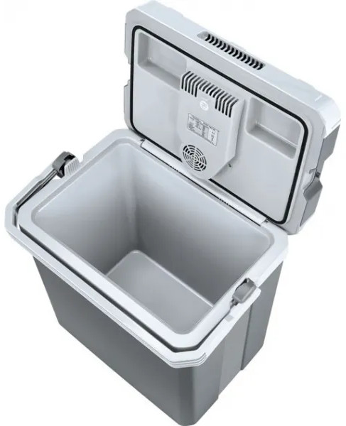 Otwarta, szara lodówka przenośna z jasnoszarym wnętrzem i wentylatorem.