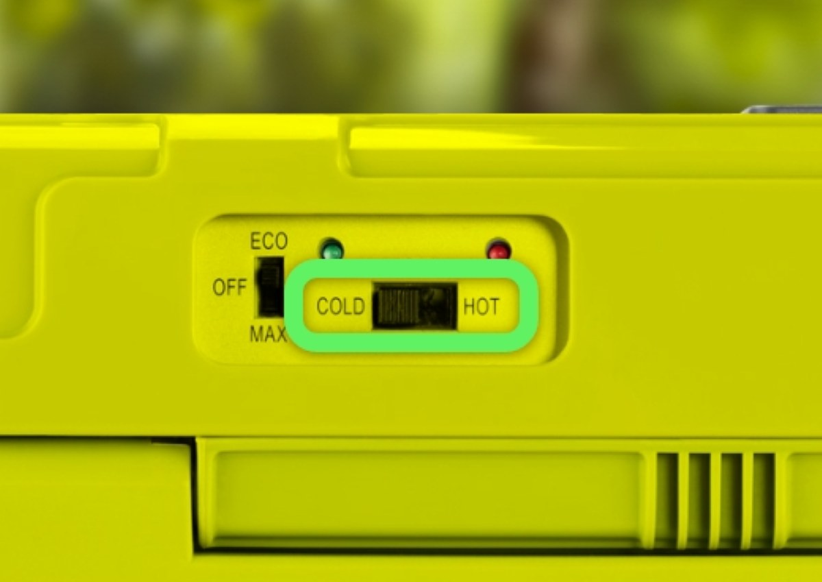 Zbliżenie panelu sterowania żółtej chłodziarki. Przełącznik: ECO, OFF, COLD, HOT.