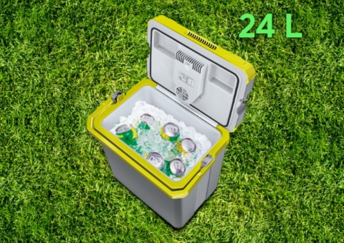 Otwarta lodówka z lodem i puszkami na trawie. Żółto-szary design.