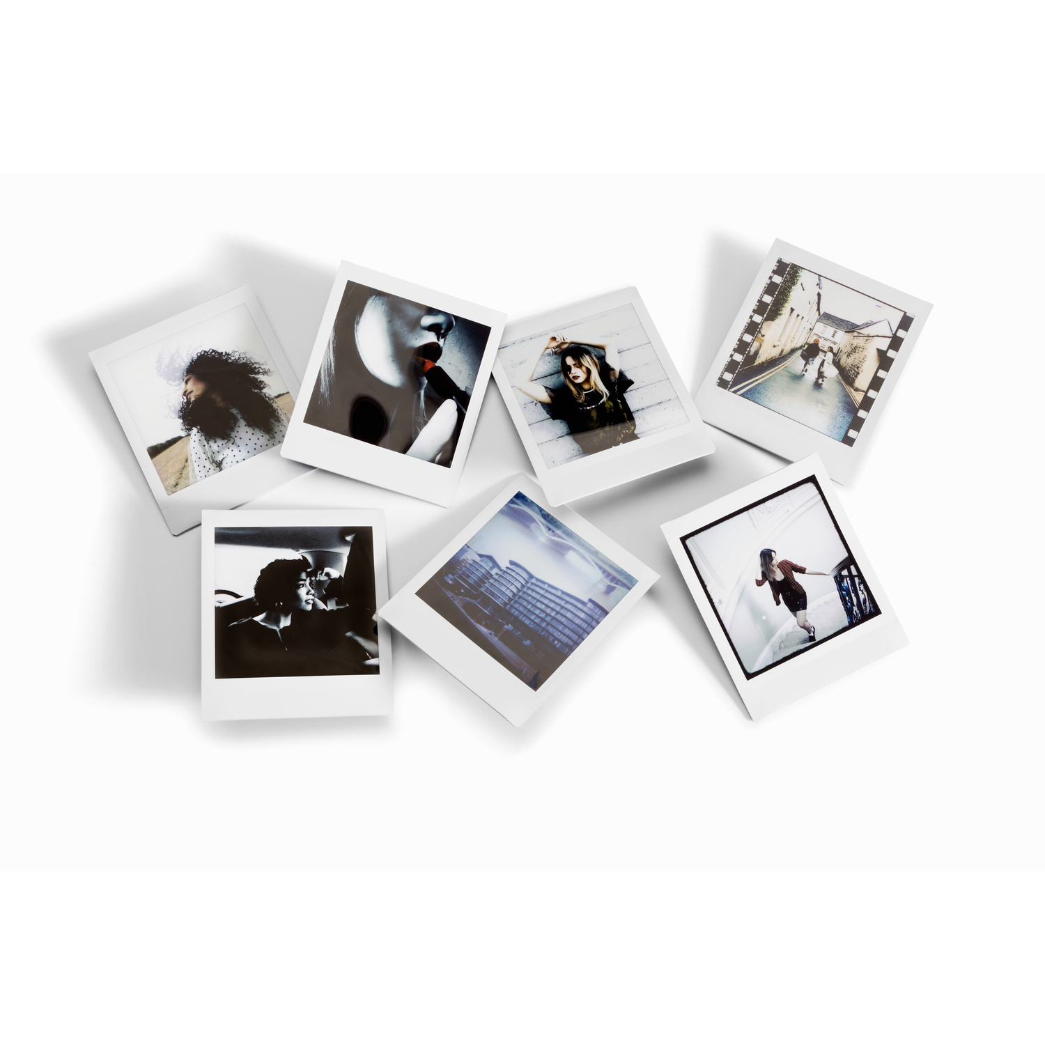 Sept photos polaroid sur une surface blanche, montrant différentes personnes et scènes, diverses couleurs.