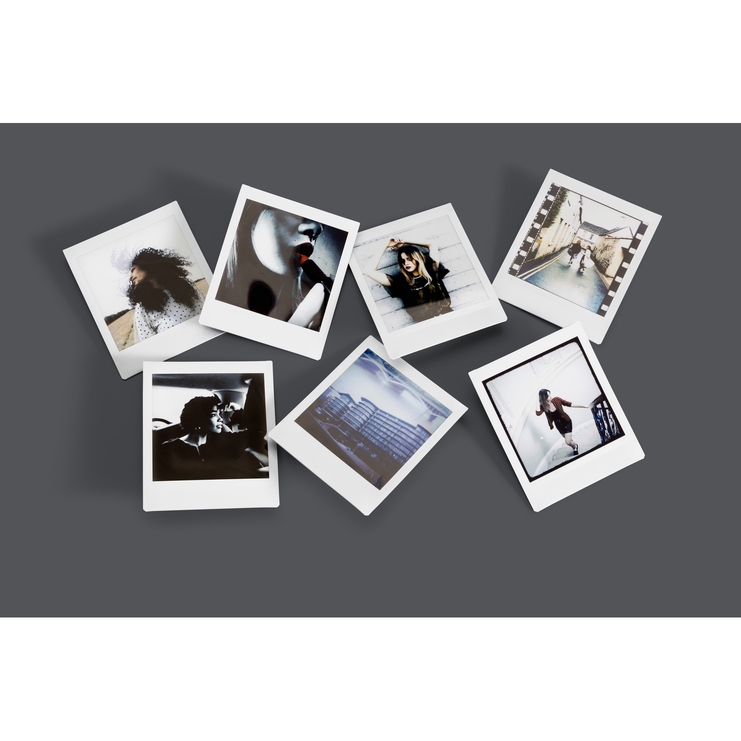 Sept photos polaroid sur une surface grise. Les photos représentent diverses scènes et personnes.