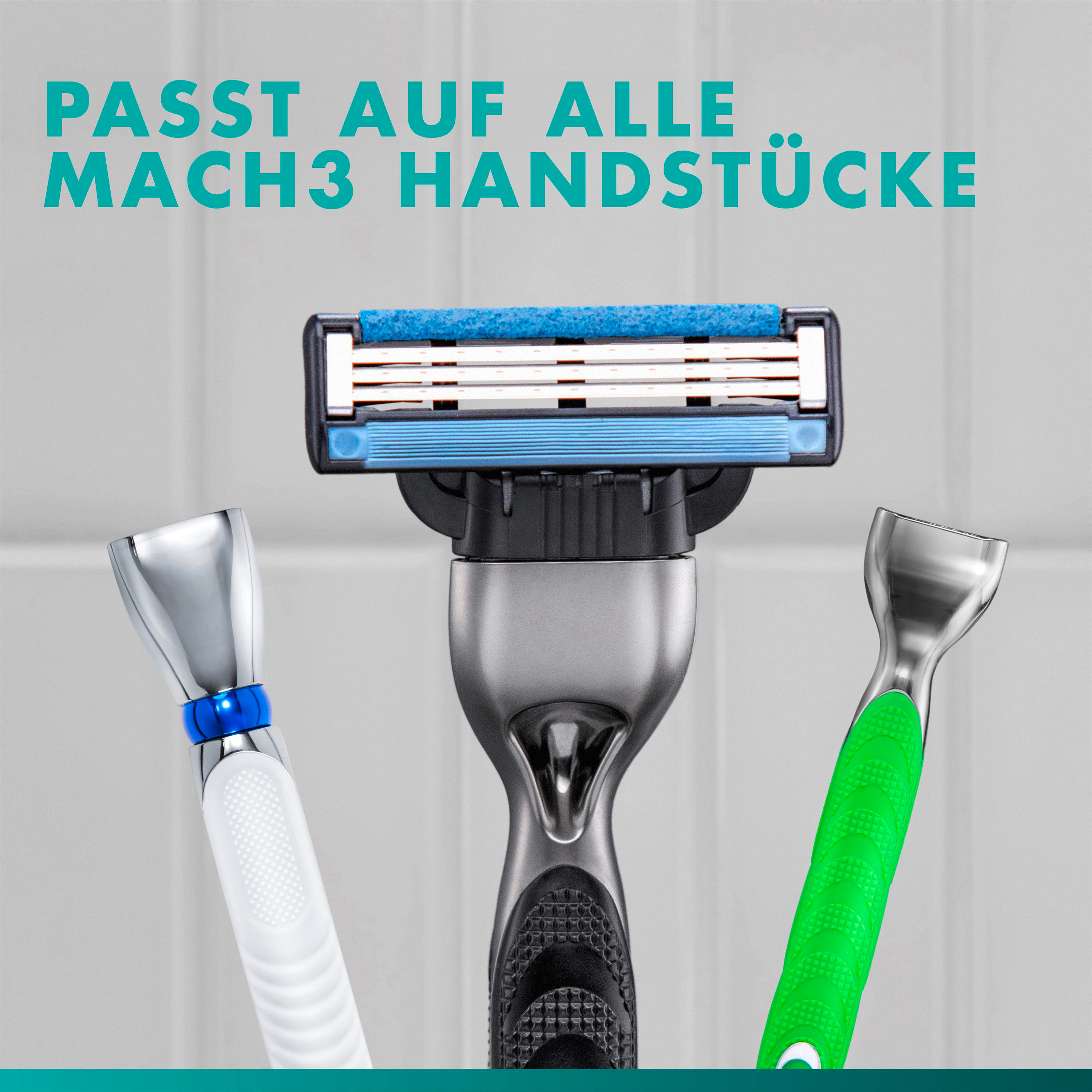 Drei Mach3-Rasierergriffe mit einer Rasierklinge in der Mitte.