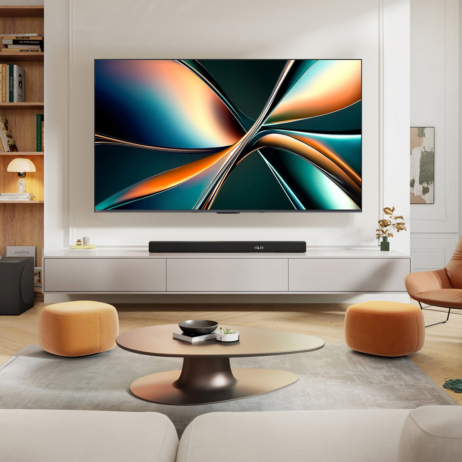 Configurazione del soggiorno con grande TV a parete, soundbar e mobili moderni.