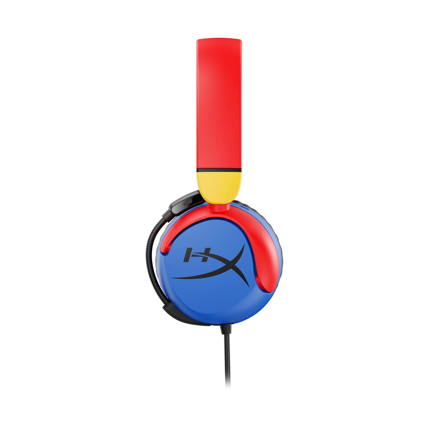 Cuffie blu e rosse con microfono nero, sfondo bianco.