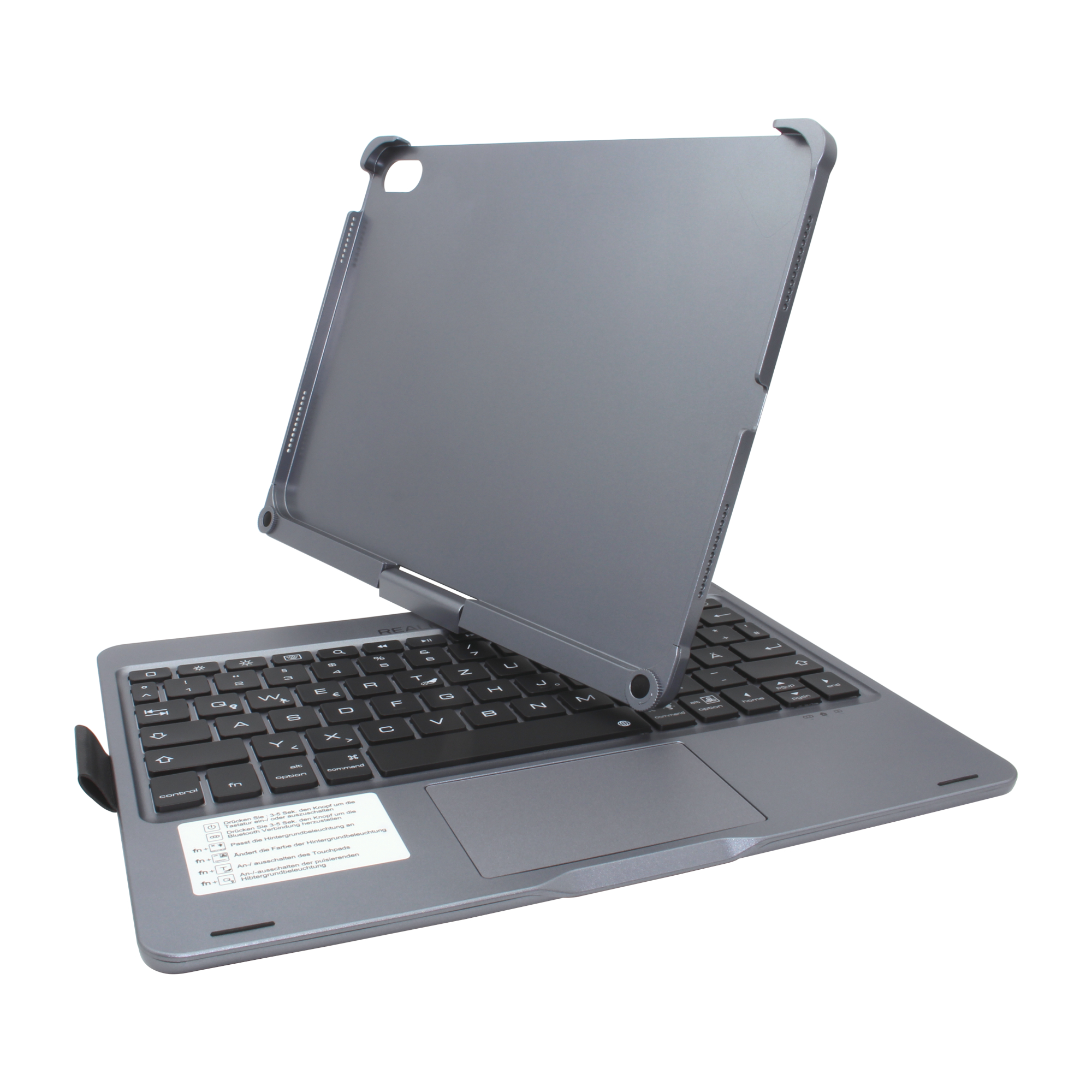 Graues Tablet-Case mit angebrachter Tastatur, schräg geöffnet auf weißem Hintergrund.