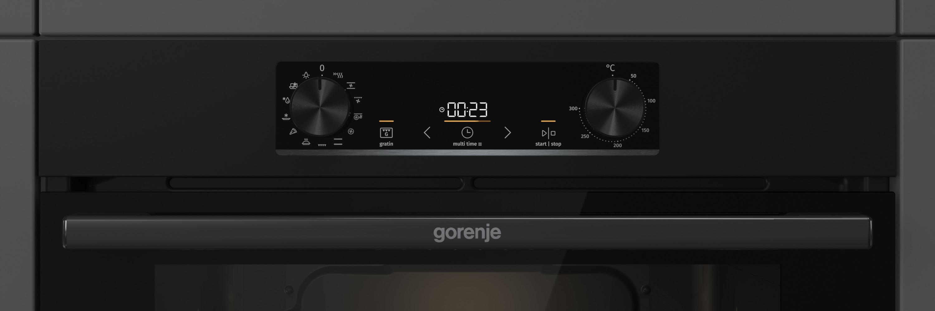 Schwarzes Ofenbedienfeld mit Display und Knöpfen, Nahaufnahme.