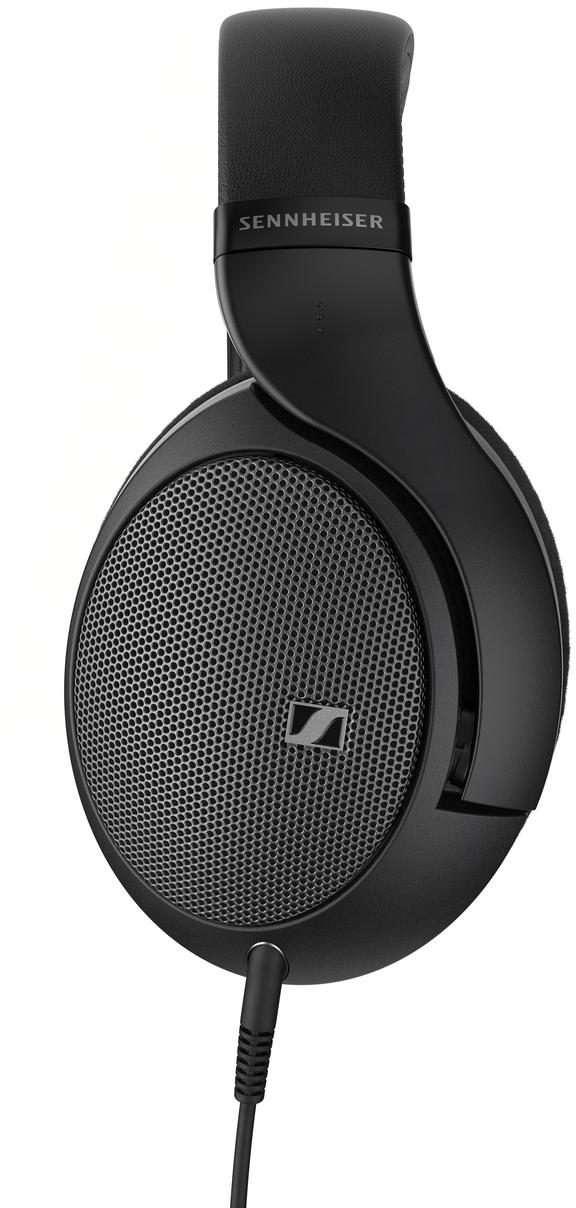 Fekete Sennheiser fejhallgató. Hálós fülpárna, párnázott fejpánt és kábel. Látható a Sennheiser logó.