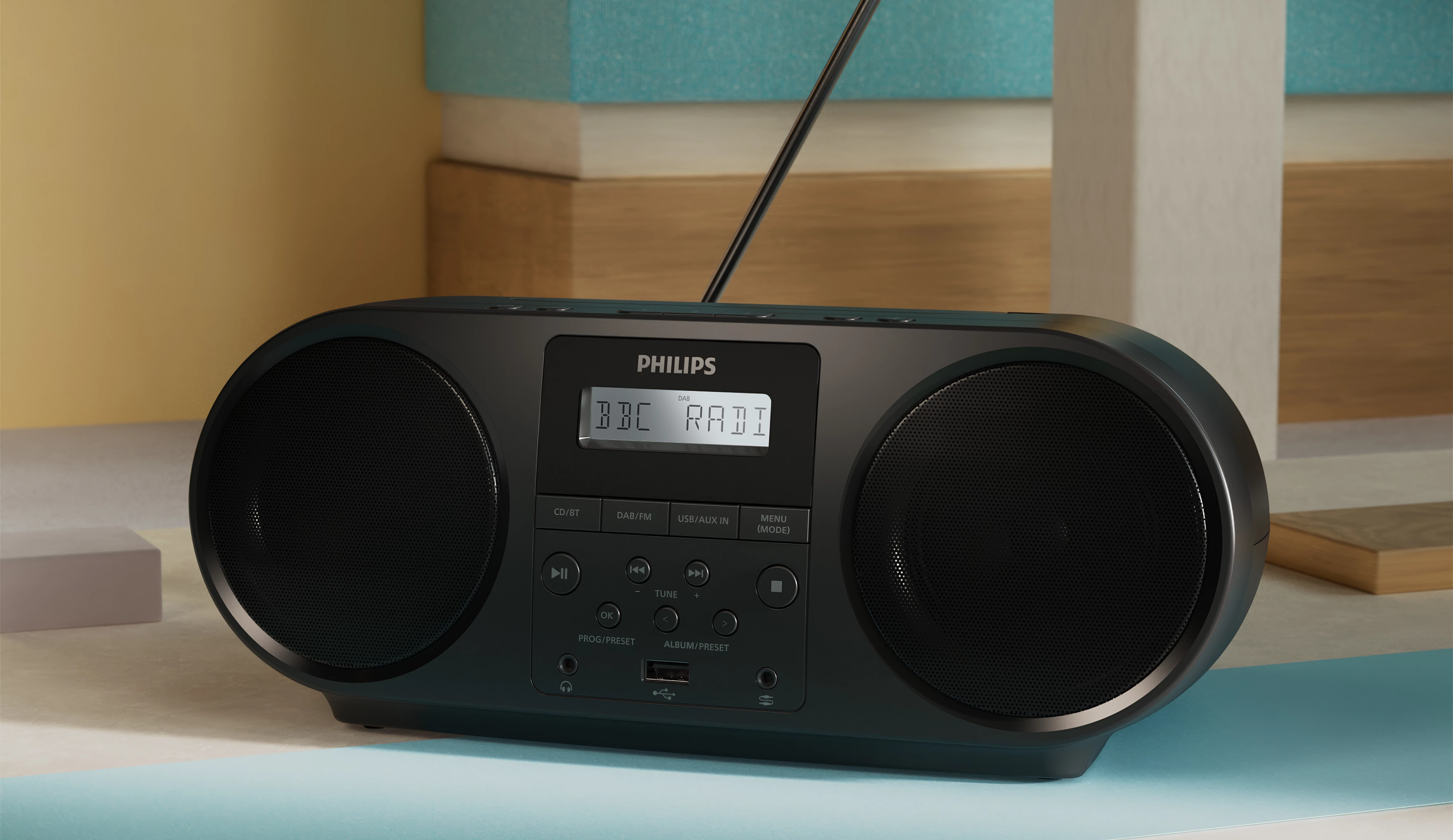 Radio Philips nera con display digitale che mostra 'BBC RADIO'.