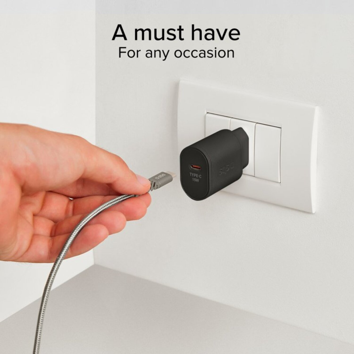 Main branchant un câble USB-C sur un chargeur mural noir, texte "TYPE-C 15W".