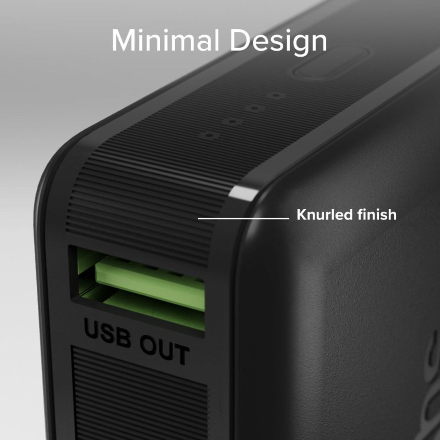 Batterie externe noire avec port USB vert. Texte : Design minimaliste, finition moletée, USB OUT.