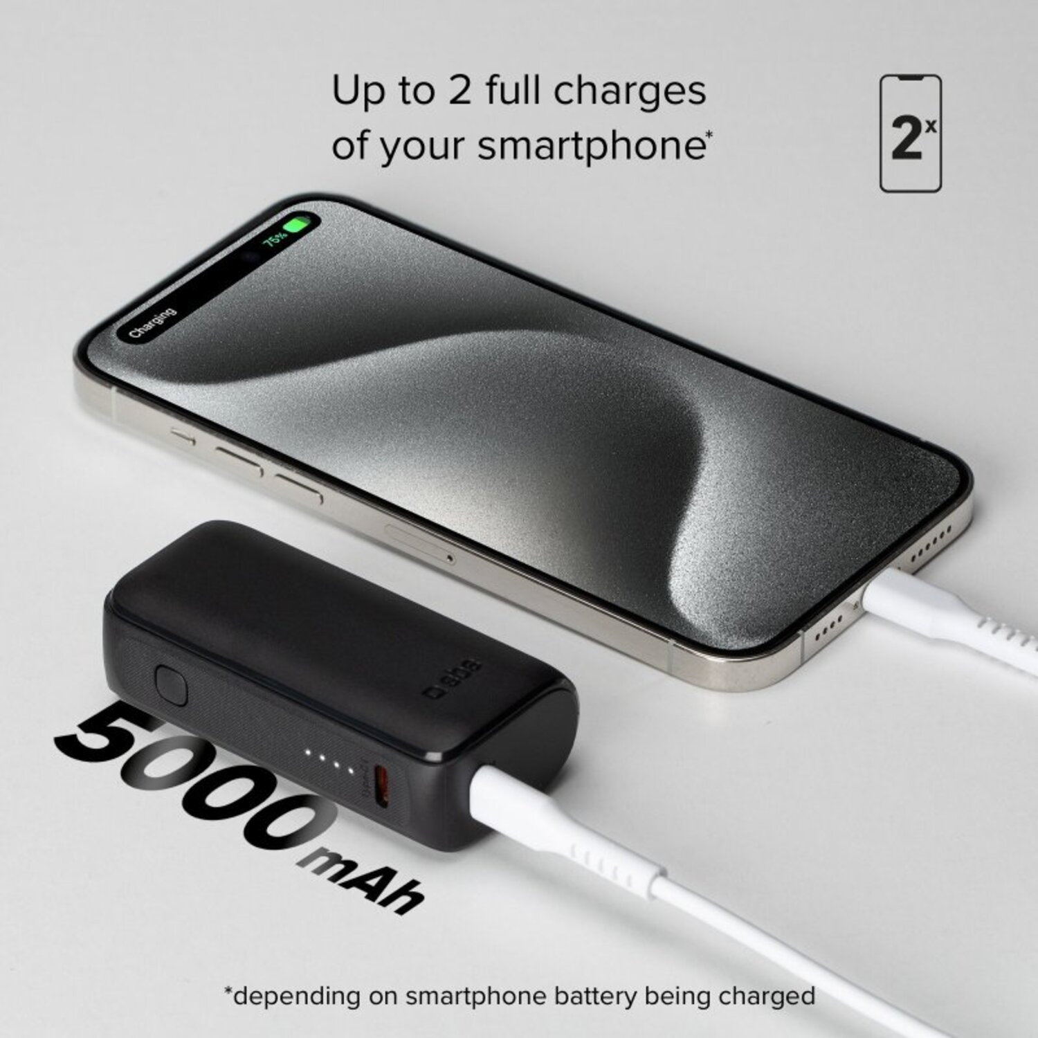 Une banque d'alimentation noire chargeant un téléphone argenté.