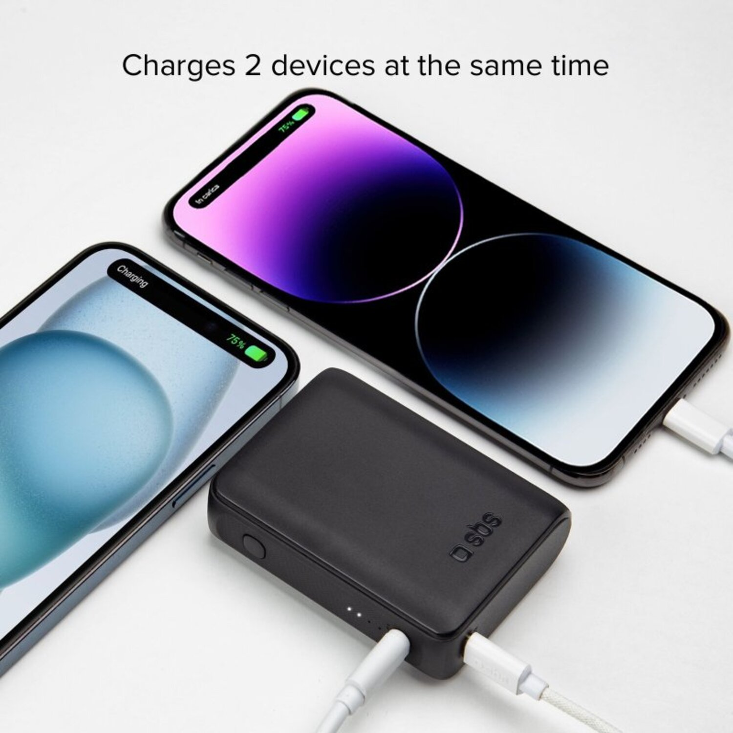 Deux téléphones se chargeant à partir d'une batterie externe noire. La batterie externe porte la marque SBS.