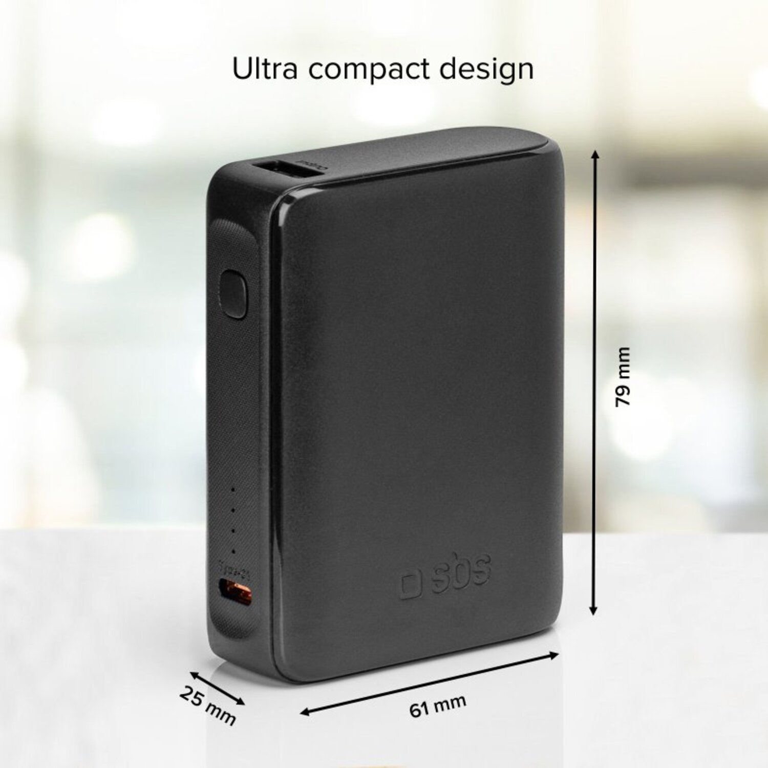 Une batterie externe noire, design ultra compact avec dimensions et port de charge.