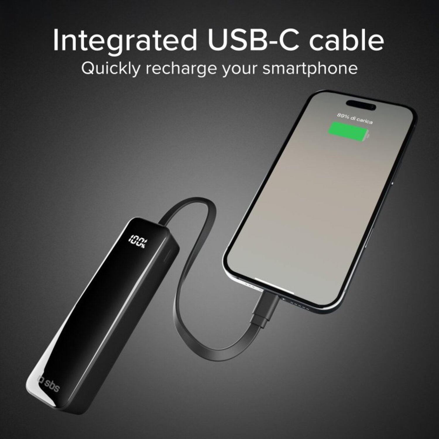 Batterie externe noire connectée à un téléphone en charge. 100% de charge.