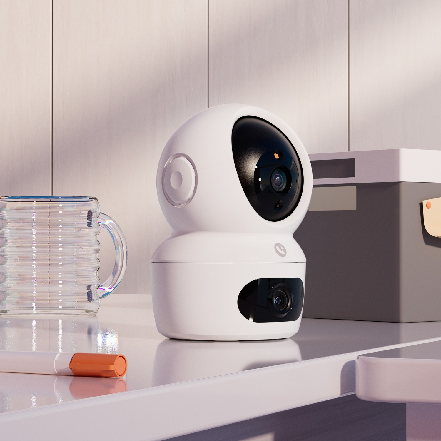 Una telecamera per baby monitor bianca è appoggiata su una superficie bianca.