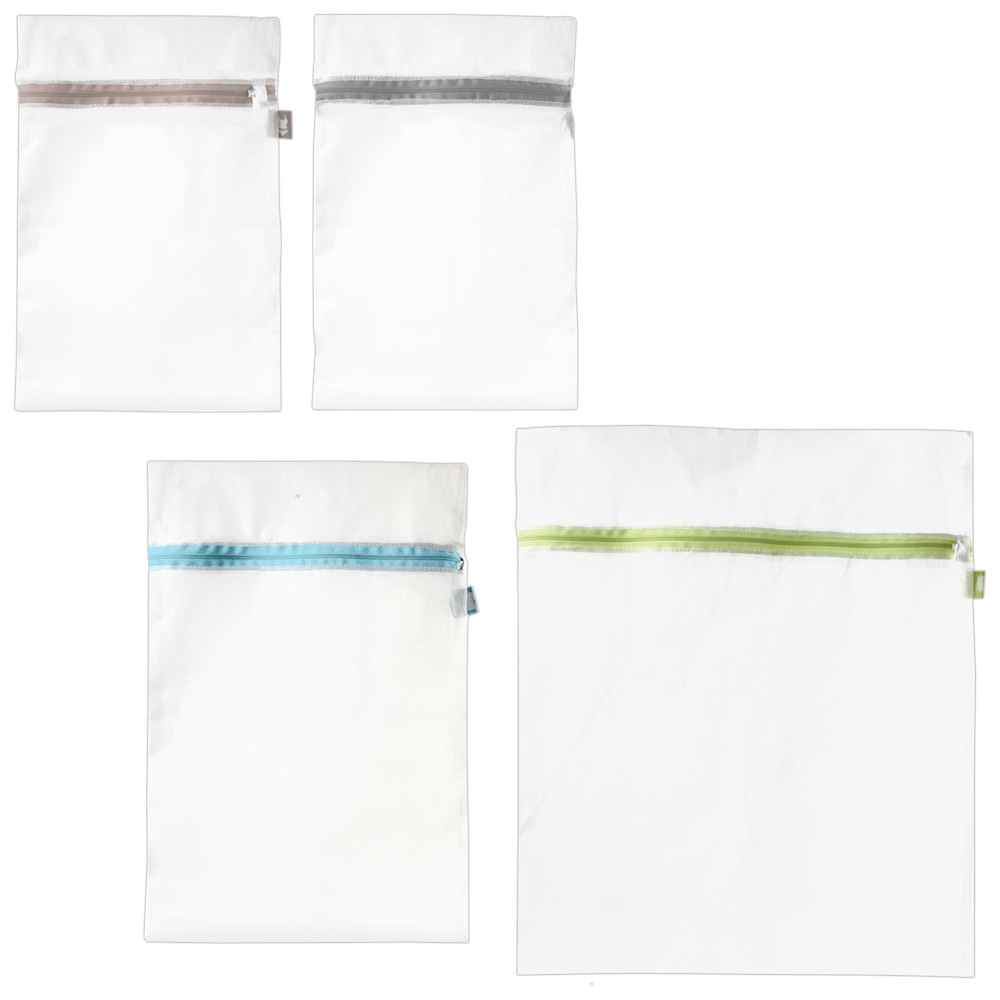 Cuatro bolsas de malla blanca para la colada con cremalleras de colores.