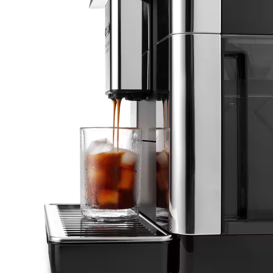 Macchina per espresso che versa il caffè in un bicchiere con ghiaccio. La macchina è nera e argento.