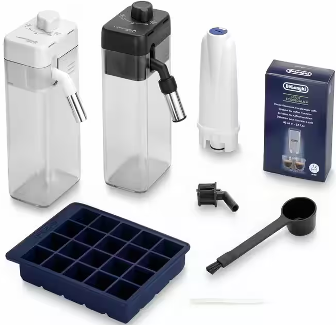Vari accessori per macchina da caffè, tra cui serbatoi d'acqua, filtri e un misurino, su una superficie bianca.