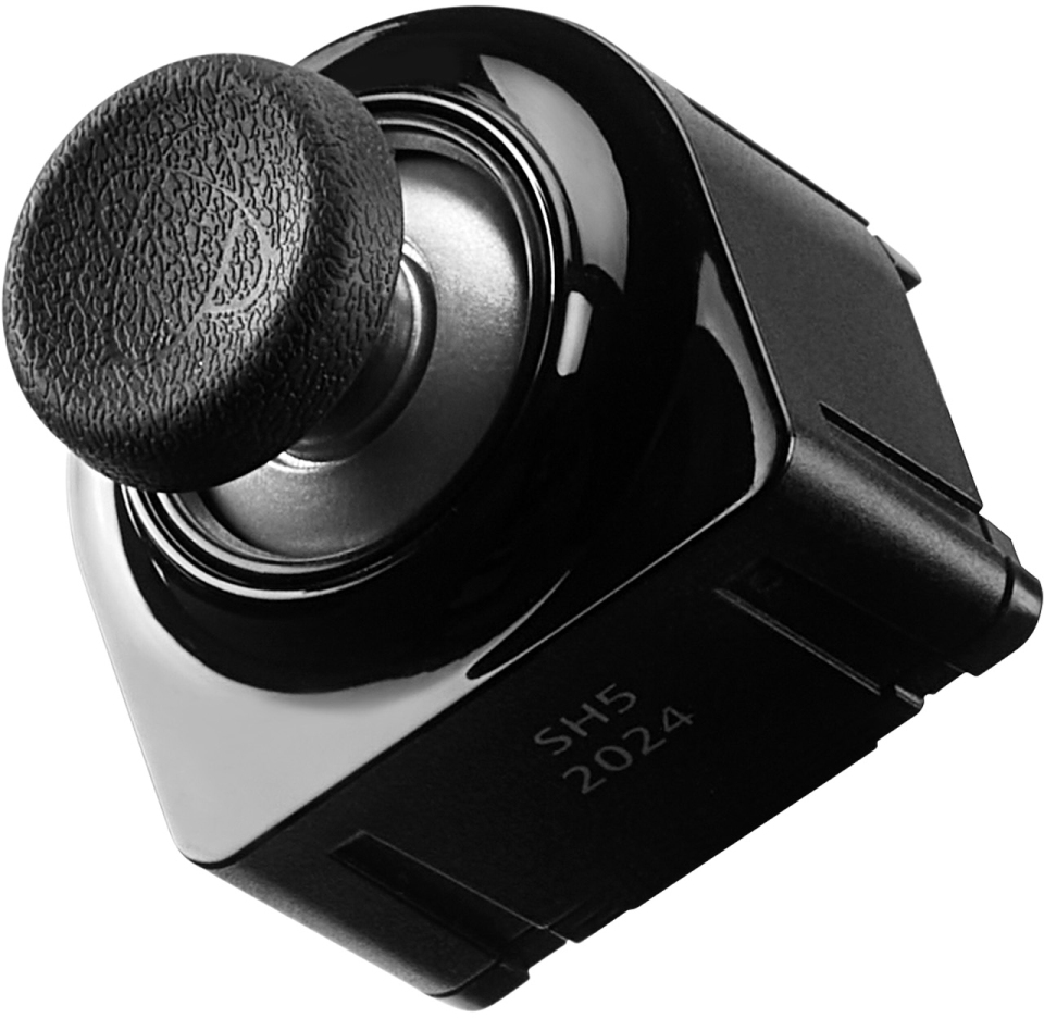 Schwarzes, abgewinkeltes Soundsystem-Bauteil mit Lautsprecher und Steuerknopf. Der Text SH5 2024 ist sichtbar.