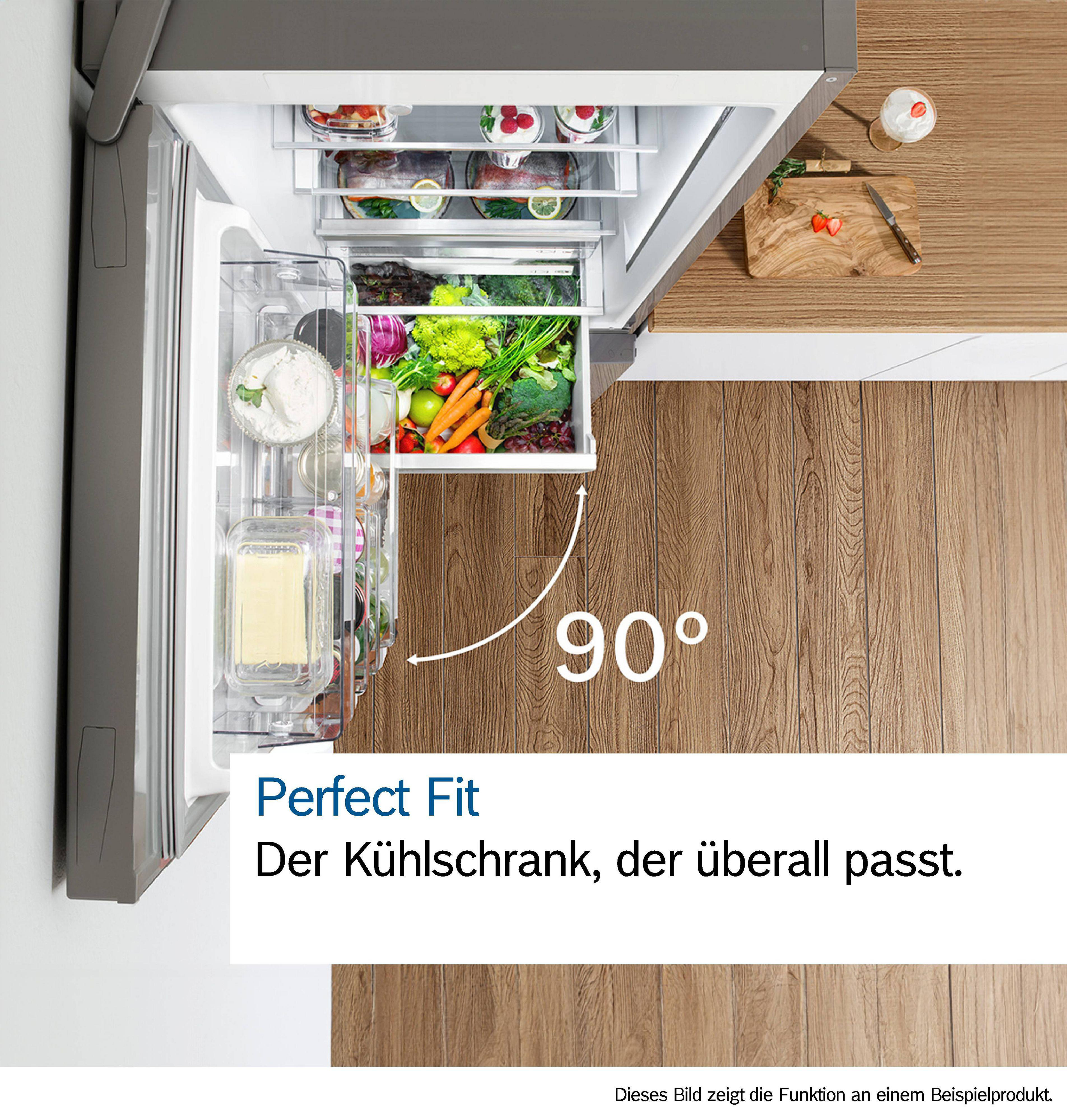 Ein Kühlschrank mit offener Tür. Im Inneren befinden sich Schubladen mit Lebensmitteln und anderen Gegenständen.