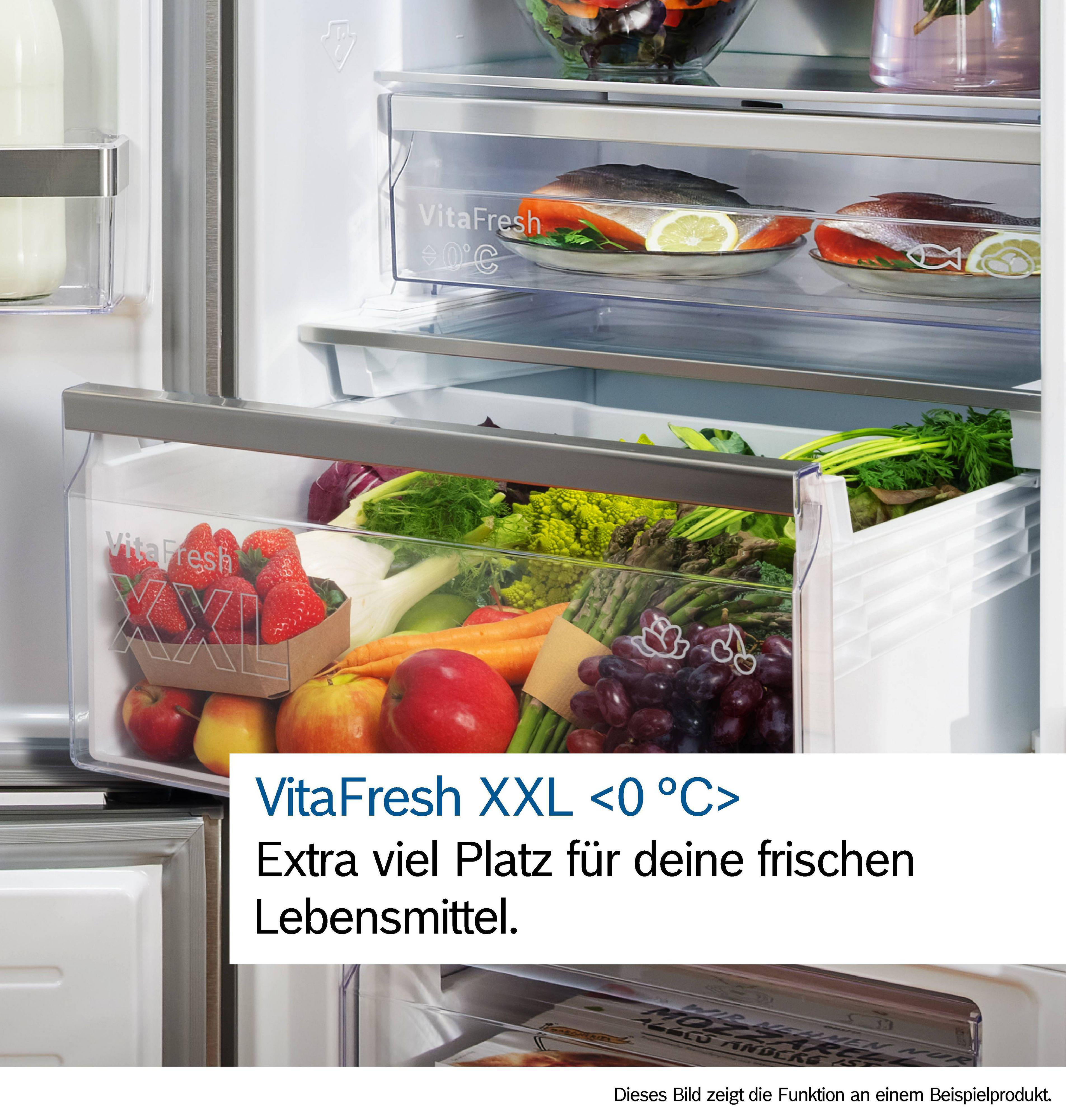 Ein Kühlschrank mit Obst und Gemüse.