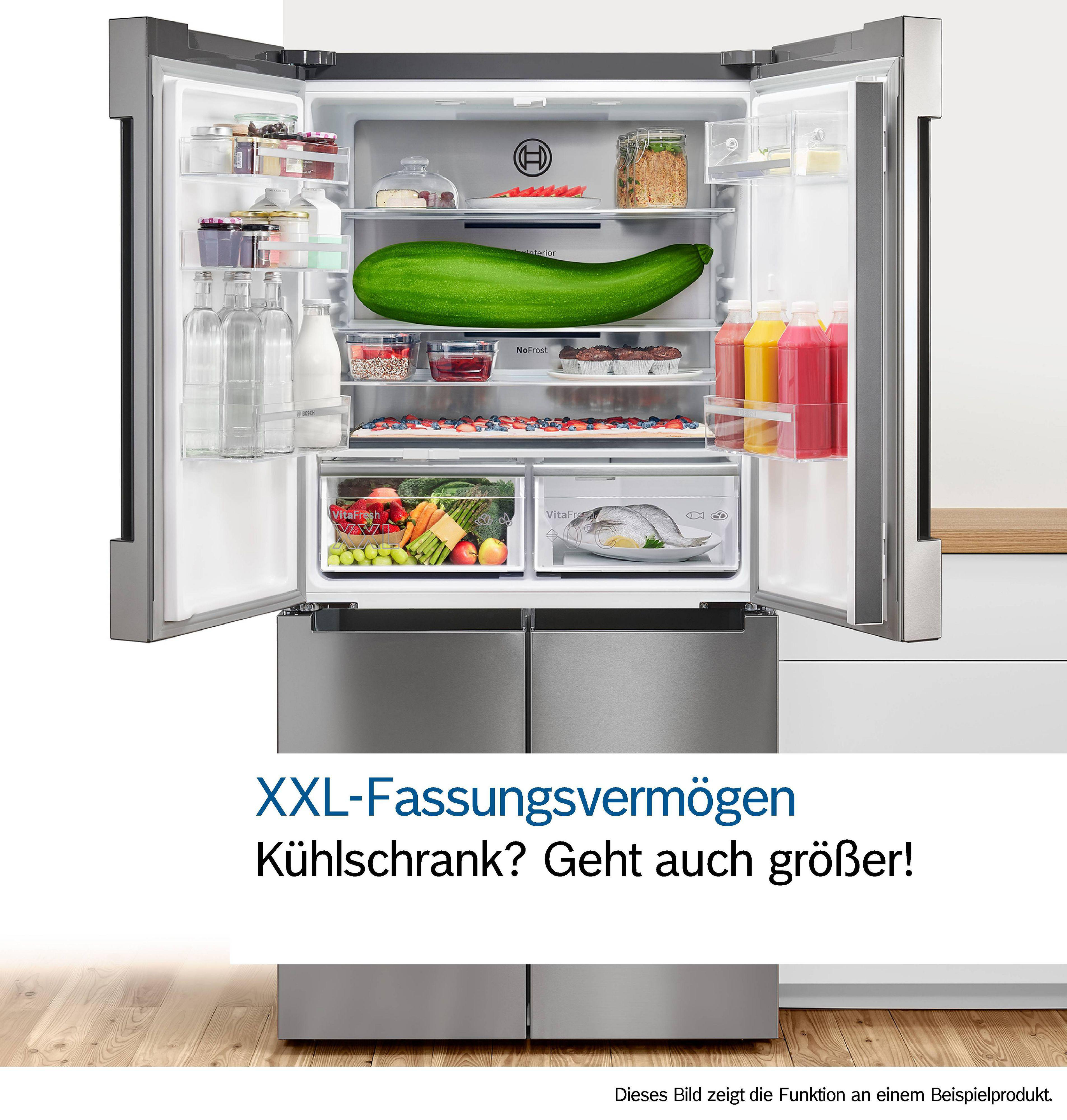 Kühlschrankinnenraum mit Lebensmitteln. Offene Türen, Gemüse, Getränke sichtbar. Moderne Küche, weißer Hintergrund.