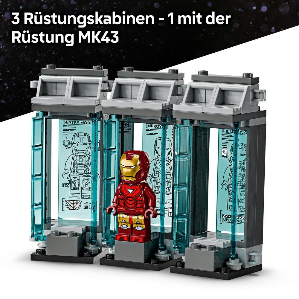 Eine Iron Man-Figur in roter und goldener Rüstung steht vor der Anzeige.