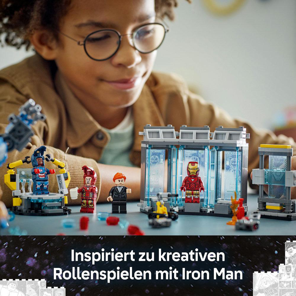 Junge spielt mit Lego Iron Man Set, mit Figuren und Bauteilen davor.