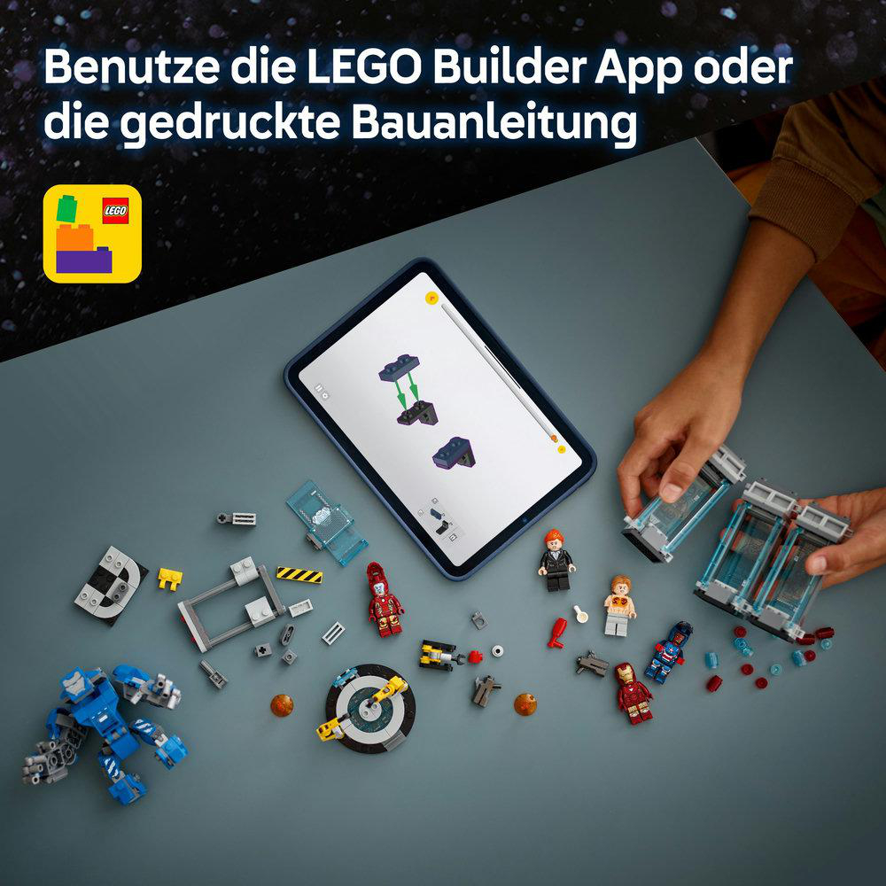 Lego-Set mit Tablet, das Anweisungen zeigt. Lego-Figuren und -Teile sind auf grauer Oberfläche angeordnet.