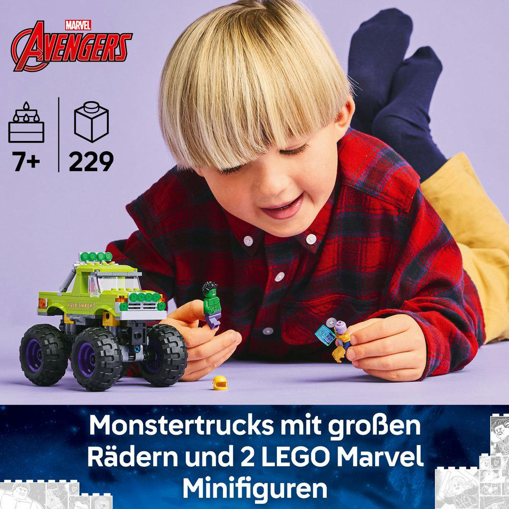 Drei Charaktere gehen über ein grünes Feld auf Strukturen zu.