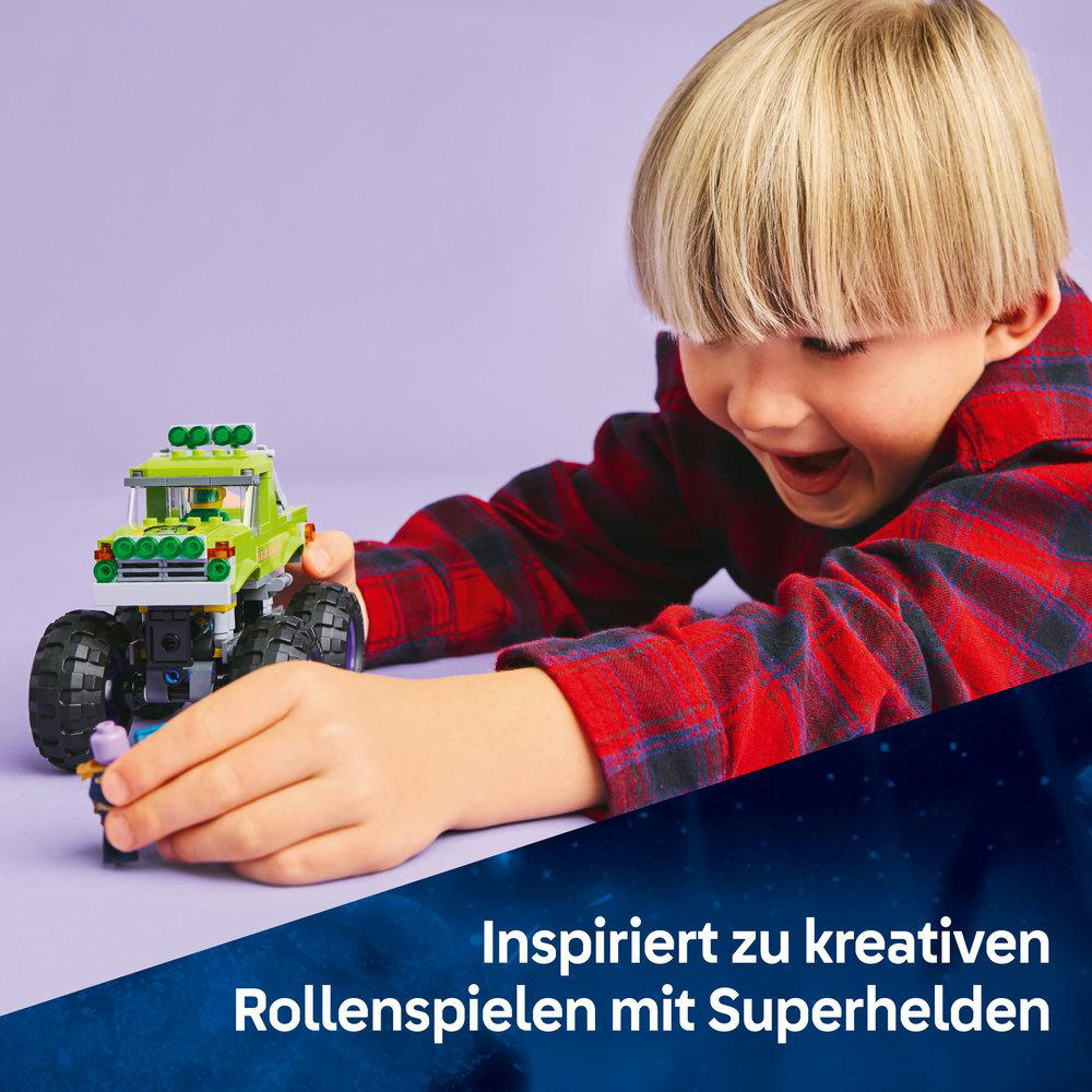 Junge spielt mit einem Spielzeug-Truck, Text auf Deutsch darunter.