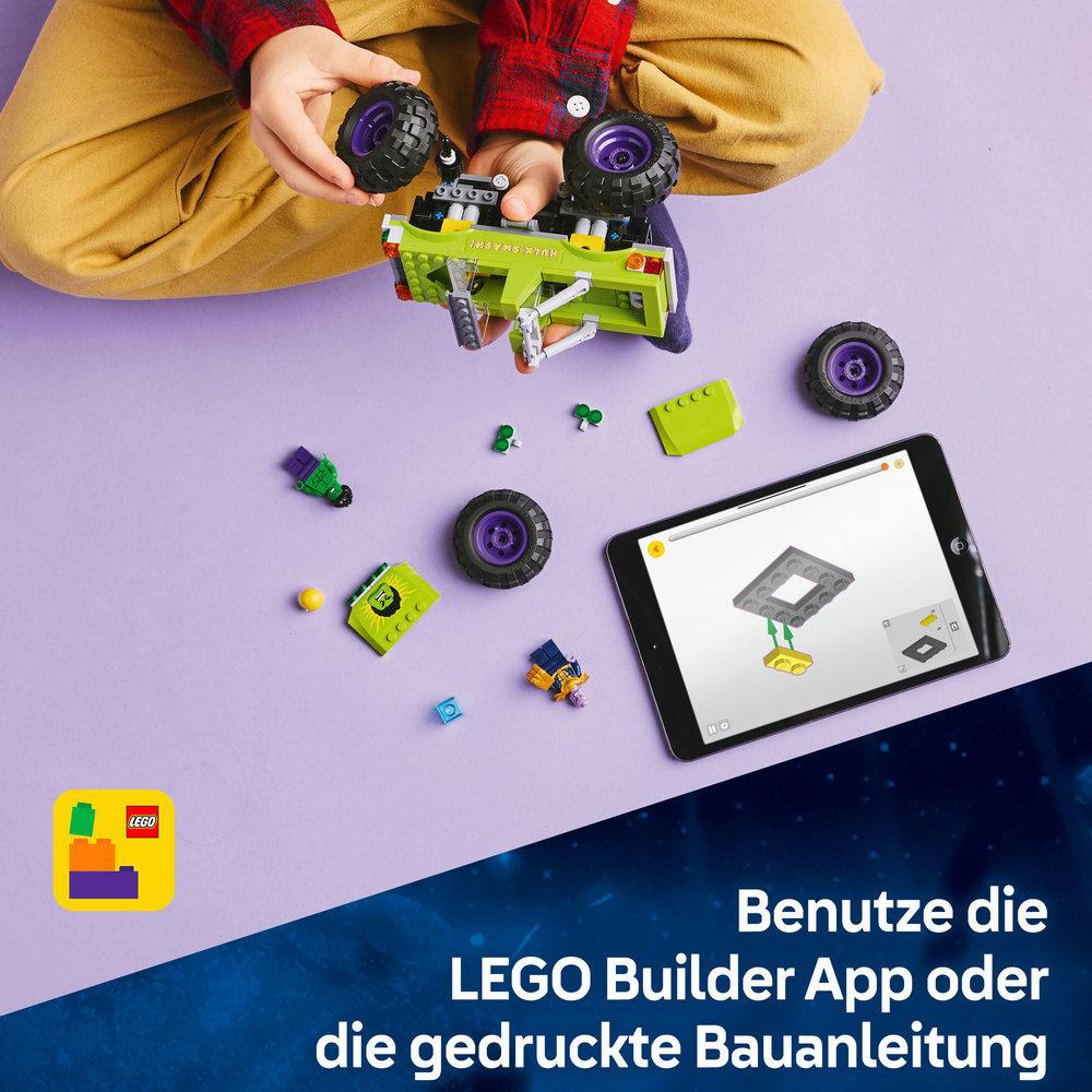 Ein Kind spielt mit einem Spielzeugauto und Tablet mit LEGO Anweisungen.