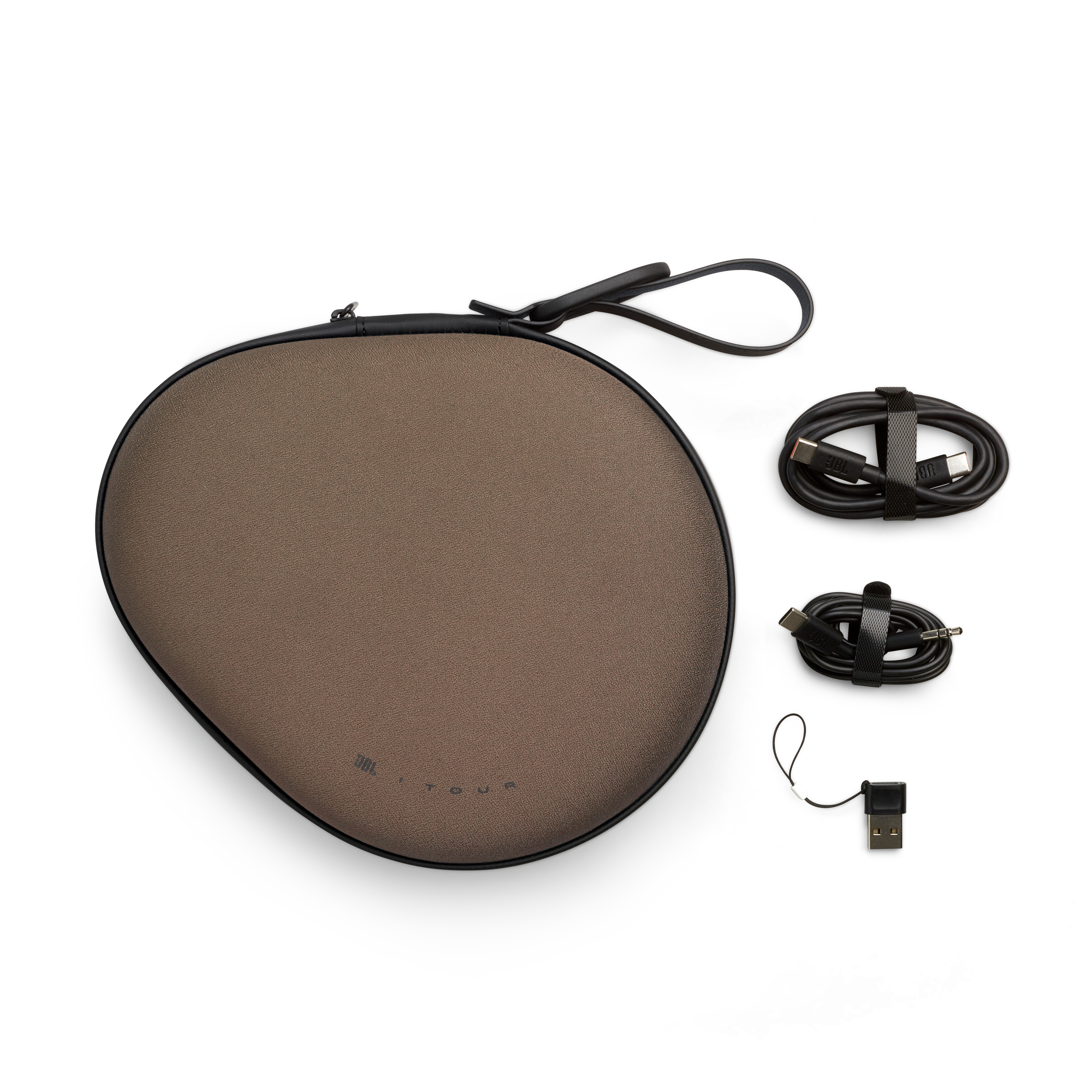 Ein braunes ovales Etui mit schwarzem Rand, einem Griff, zwei schwarzen Kabeln, einem USB-Adapter und einem USB-C-Kabel.
