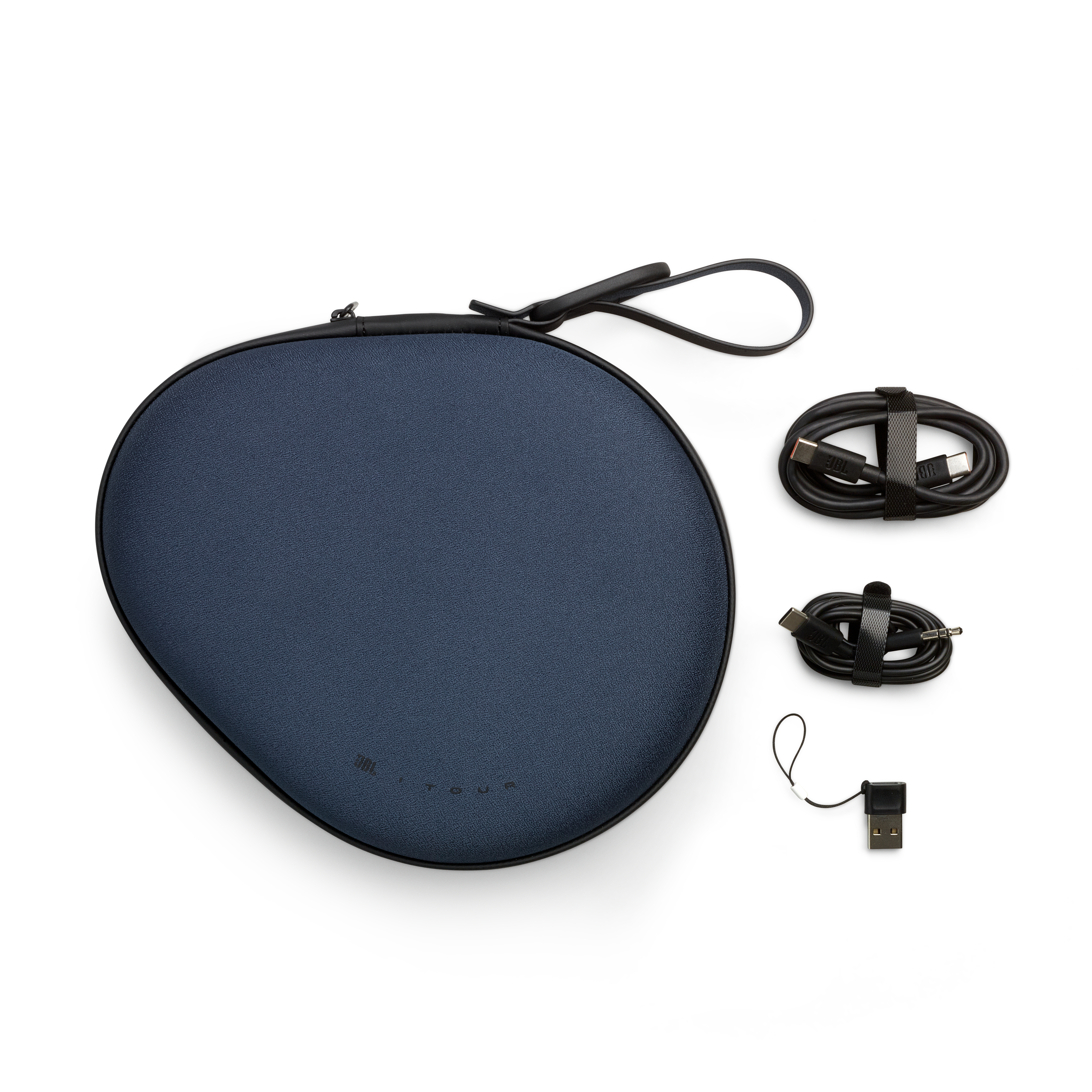 Eine blaue Tasche mit schwarzem Rand und Zubehör. Kabel, ein USB-Adapter und eine Tasche mit Griff auf weißem Hintergrund.