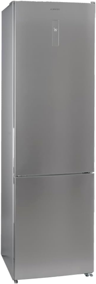 Refrigerador plateado. Tiene dos puertas, una pantalla y un mango. Está de pie.