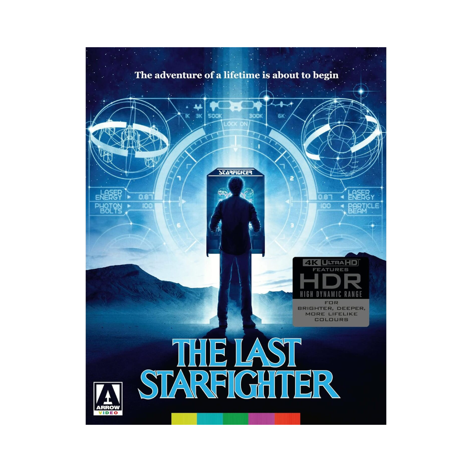 Couverture DVD pour The Last Starfighter. Montre un homme devant un arrière-plan futuriste. Ciel bleu foncé.