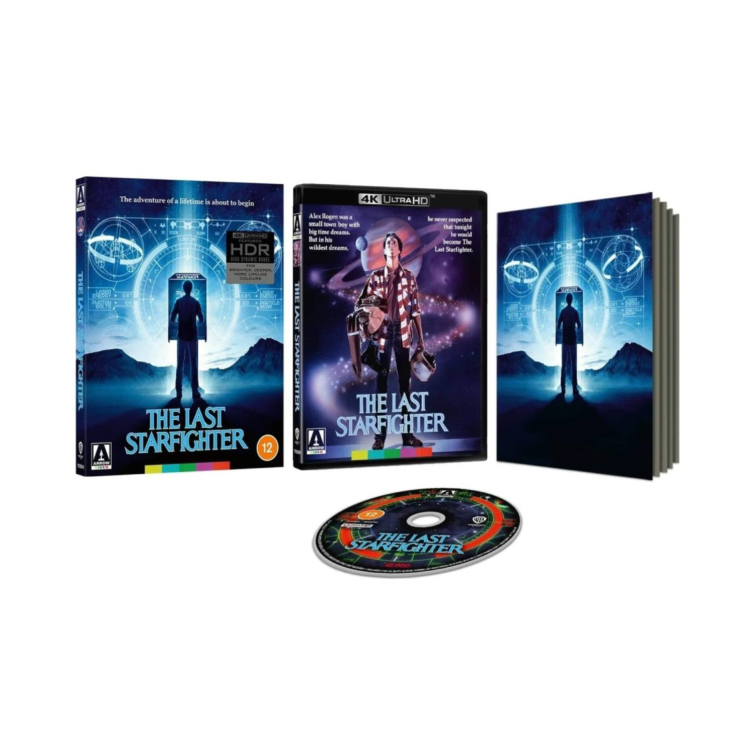 Trois boîtes d'un film dans un ensemble, avec un disque sur une surface blanche.