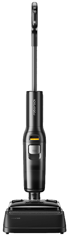 Odkurzacz bezprzewodowy w pokoju, z bazą ładującą, psem i wystrojem domu.