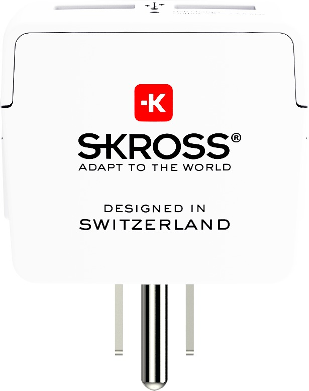 Ein weißer Reiseadapter mit dem SKROSS-Logo und dem Text "ADAPT TO THE WORLD". Entworfen in der Schweiz.