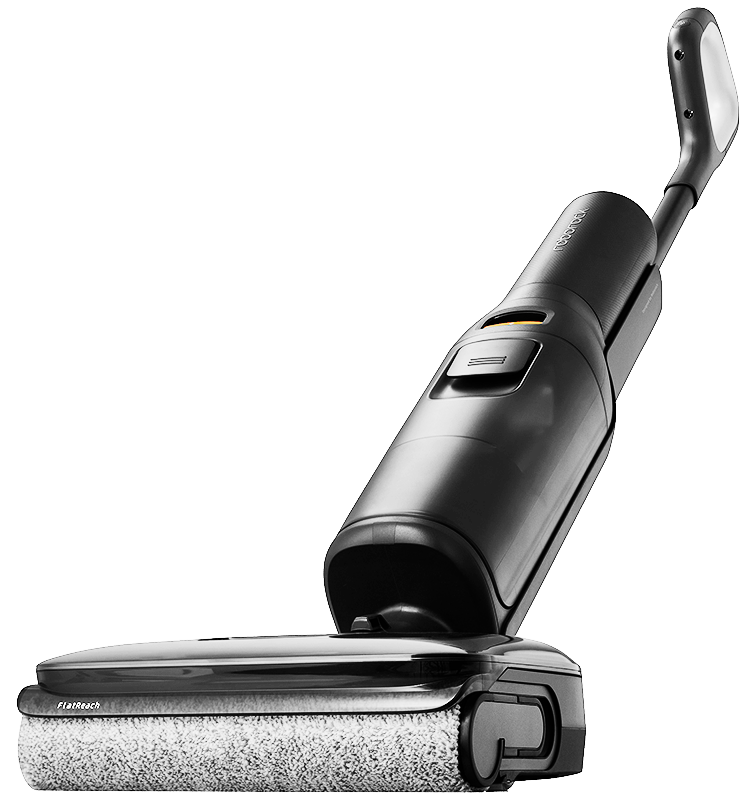 Osoba z zegarkiem trzyma zdjęcia przyrody nad białą klawiaturą.