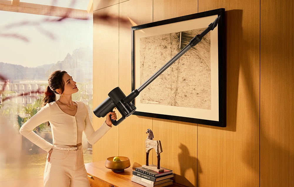 Niebieski laptop, otwarty, na białej powierzchni, z logo ASUS Vivobook.