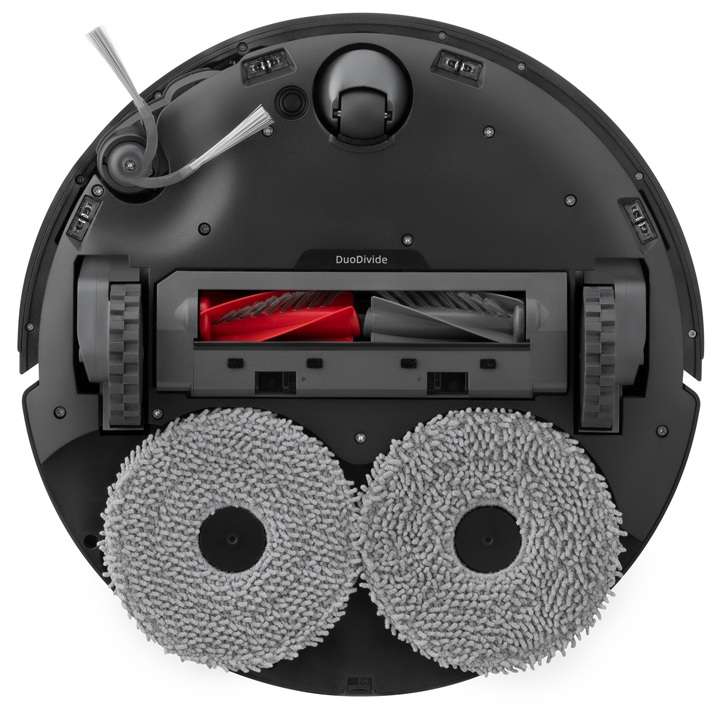Zbliżenie spodu czarnego robota sprzątającego, pokazujące szczotkę i nakładki do mopowania.